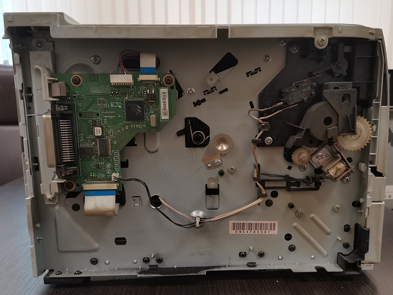 Сняли левую стенку корпуса принтера