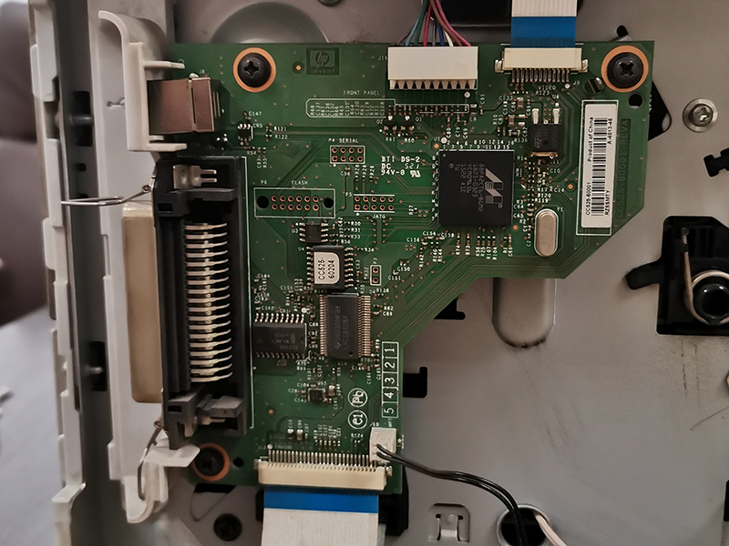 Отключаем провода и шлейфы, откручиваем плату форматтера